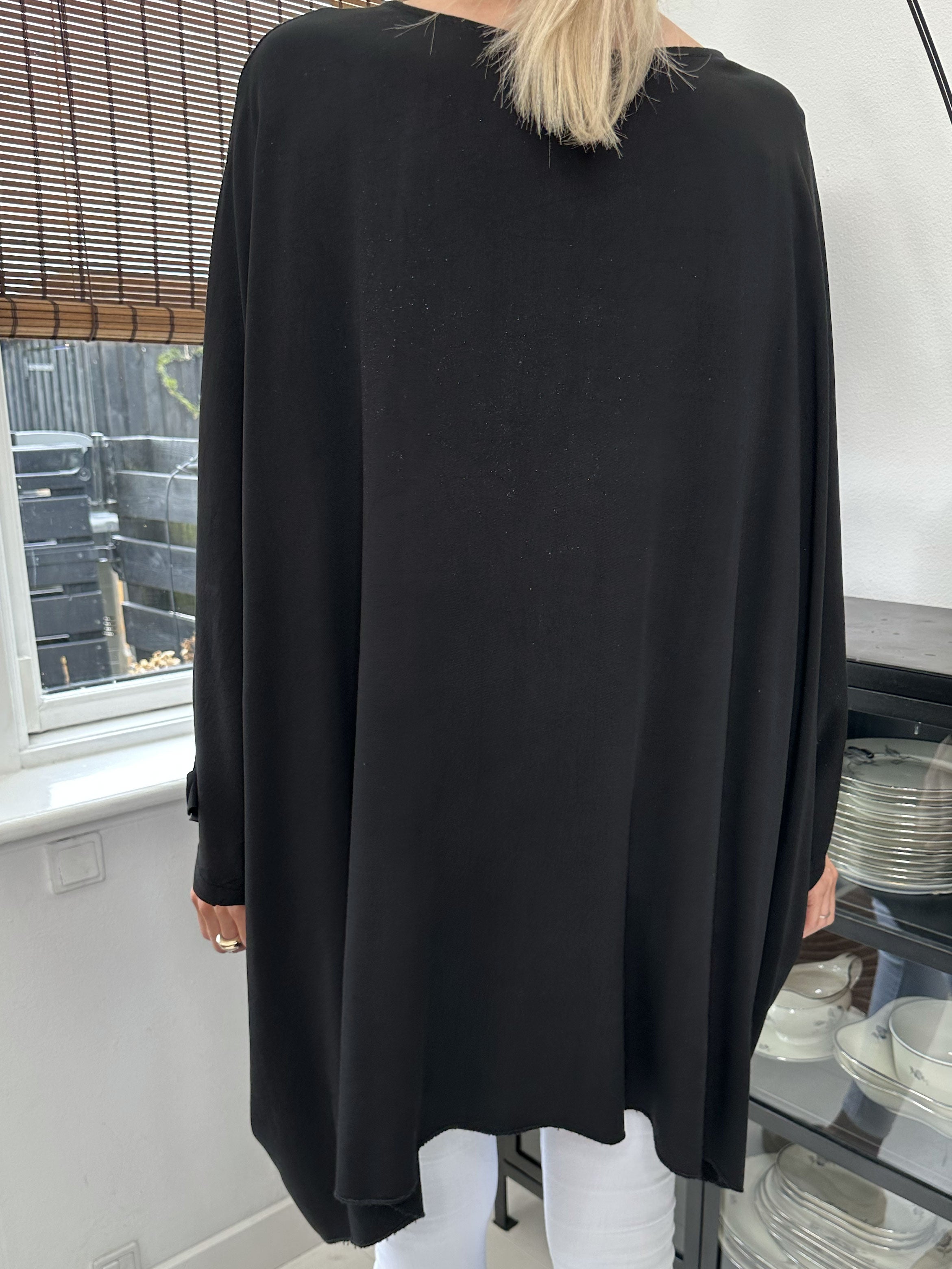 Flavia - T-shirt med sølv print og flagermusærmer